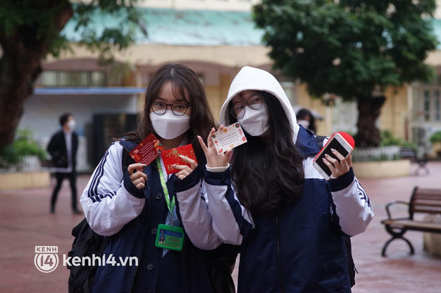 Hơn 9 tháng, học sinh lớp 7 - 12 ở Hà Nội đi học trở lại: Gió rét mưa lạnh nhưng siêu vui vì gặp lại bạn bè, thầy cô!-5