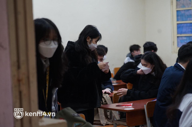 Hơn 9 tháng, học sinh lớp 7 - 12 ở Hà Nội đi học trở lại: Gió rét mưa lạnh nhưng siêu vui vì gặp lại bạn bè, thầy cô!-10