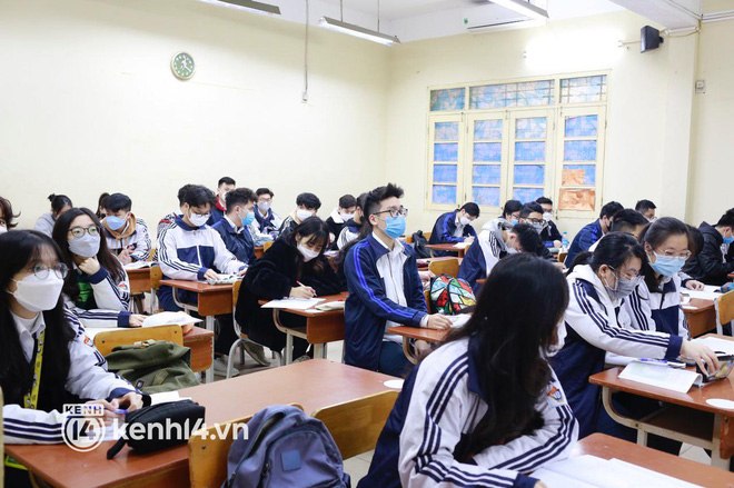 Hơn 9 tháng, học sinh lớp 7 - 12 ở Hà Nội đi học trở lại: Gió rét mưa lạnh nhưng siêu vui vì gặp lại bạn bè, thầy cô!-11