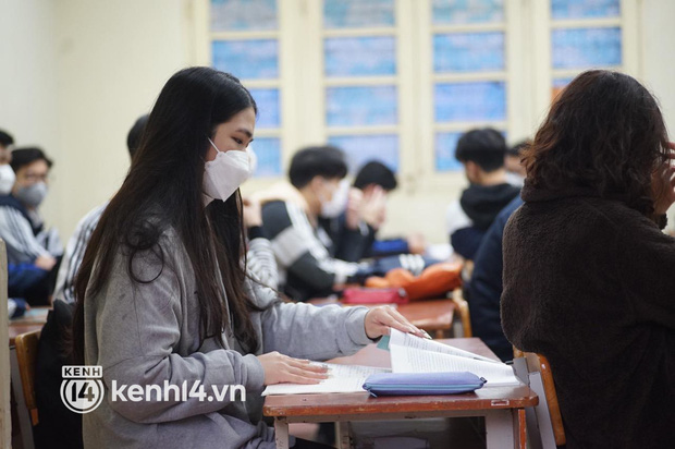 Hơn 9 tháng, học sinh lớp 7 - 12 ở Hà Nội đi học trở lại: Gió rét mưa lạnh nhưng siêu vui vì gặp lại bạn bè, thầy cô!-7