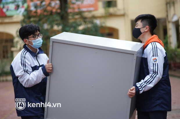 Hơn 9 tháng, học sinh lớp 7 - 12 ở Hà Nội đi học trở lại: Gió rét mưa lạnh nhưng siêu vui vì gặp lại bạn bè, thầy cô!-8