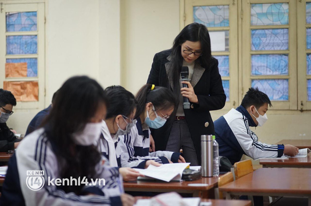 Hơn 9 tháng, học sinh lớp 7 - 12 ở Hà Nội đi học trở lại: Gió rét mưa lạnh nhưng siêu vui vì gặp lại bạn bè, thầy cô!-9