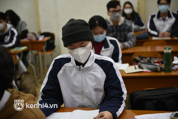 Hơn 9 tháng, học sinh lớp 7 - 12 ở Hà Nội đi học trở lại: Gió rét mưa lạnh nhưng siêu vui vì gặp lại bạn bè, thầy cô!-13