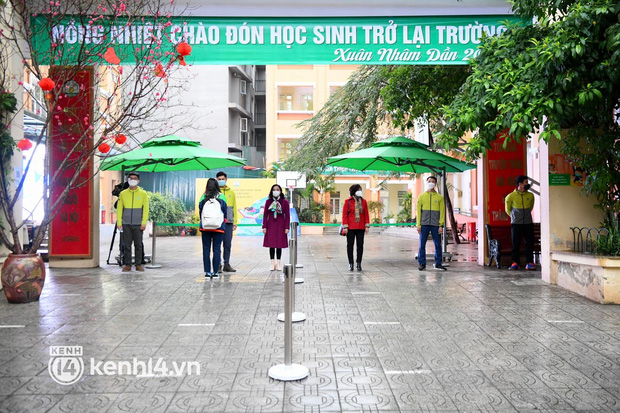 Hơn 9 tháng, học sinh lớp 7 - 12 ở Hà Nội đi học trở lại: Gió rét mưa lạnh nhưng siêu vui vì gặp lại bạn bè, thầy cô!-14