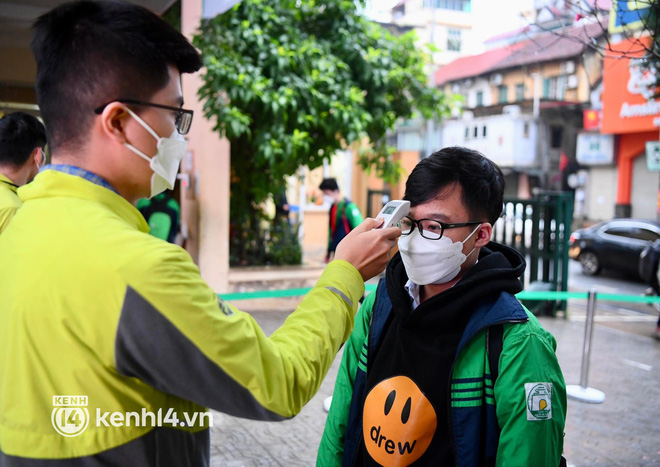 Hơn 9 tháng, học sinh lớp 7 - 12 ở Hà Nội đi học trở lại: Gió rét mưa lạnh nhưng siêu vui vì gặp lại bạn bè, thầy cô!-15