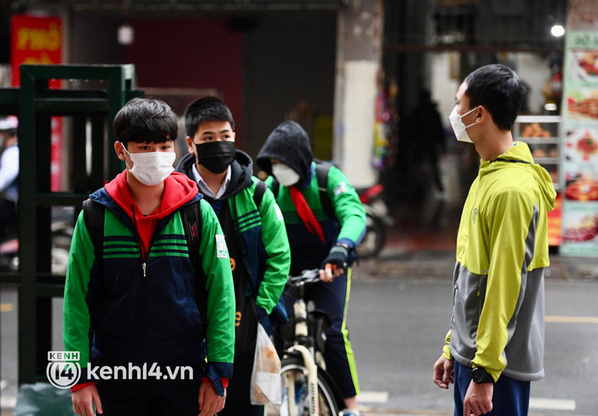 Hơn 9 tháng, học sinh lớp 7 - 12 ở Hà Nội đi học trở lại: Gió rét mưa lạnh nhưng siêu vui vì gặp lại bạn bè, thầy cô!-16