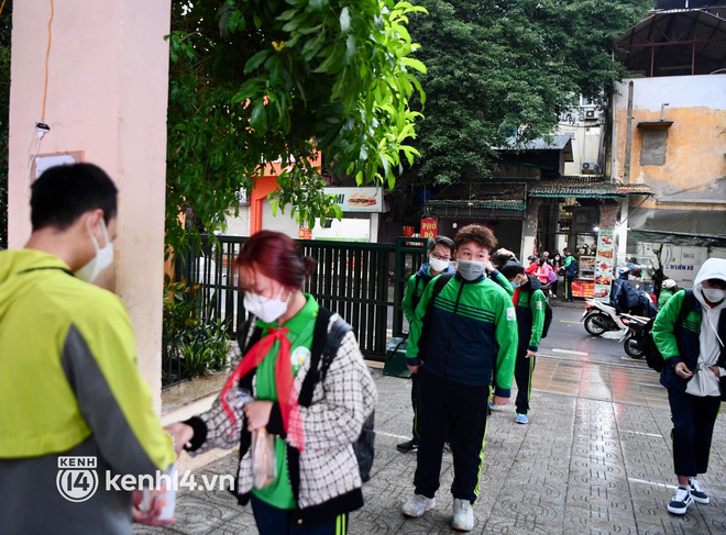 Hơn 9 tháng, học sinh lớp 7 - 12 ở Hà Nội đi học trở lại: Gió rét mưa lạnh nhưng siêu vui vì gặp lại bạn bè, thầy cô!-17