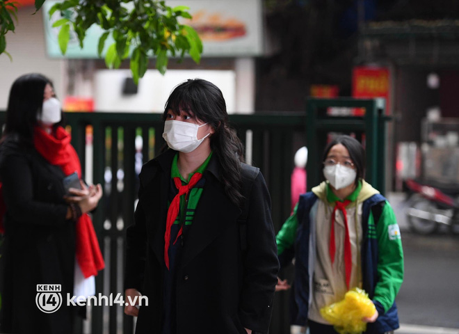 Hơn 9 tháng, học sinh lớp 7 - 12 ở Hà Nội đi học trở lại: Gió rét mưa lạnh nhưng siêu vui vì gặp lại bạn bè, thầy cô!-18