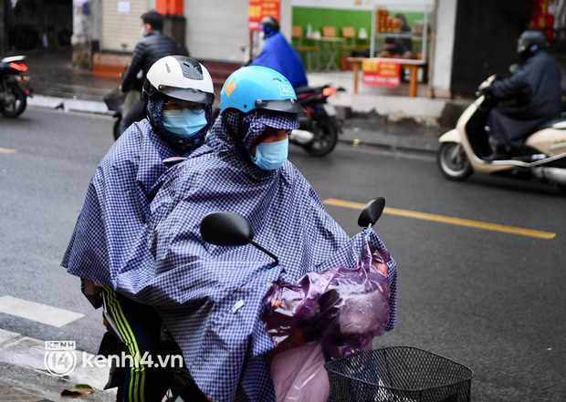 Hơn 9 tháng, học sinh lớp 7 - 12 ở Hà Nội đi học trở lại: Gió rét mưa lạnh nhưng siêu vui vì gặp lại bạn bè, thầy cô!-19