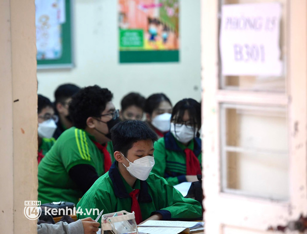 Hơn 9 tháng, học sinh lớp 7 - 12 ở Hà Nội đi học trở lại: Gió rét mưa lạnh nhưng siêu vui vì gặp lại bạn bè, thầy cô!-20