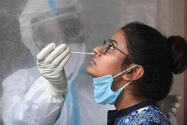 Chọc que thử vào vùng kín cô gái để test nhanh COVID-19, nhân viên y tế nhận 10 năm tù-1