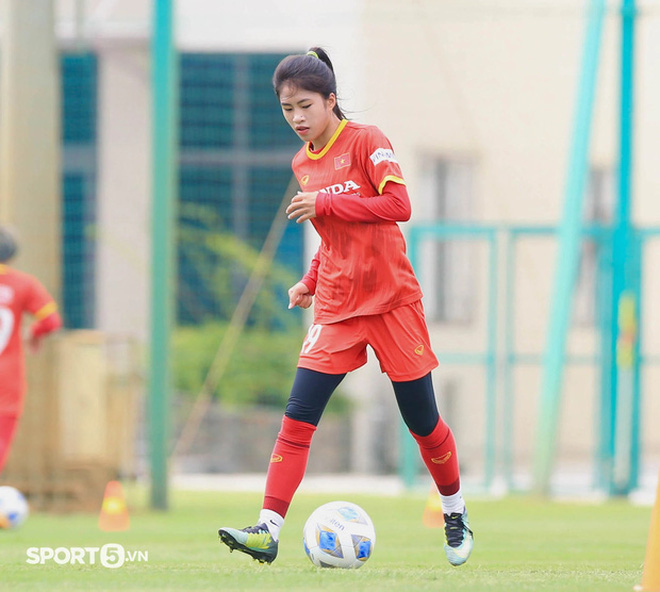 Loạt ảnh đối lập của tuyển bóng đá nữ Việt Nam: Trên sân mạnh mẽ, ngoài đời nữ tính nhìn là yêu!-1
