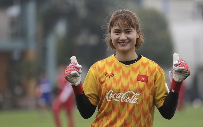 Loạt ảnh đối lập của tuyển bóng đá nữ Việt Nam: Trên sân mạnh mẽ, ngoài đời nữ tính nhìn là yêu!-11