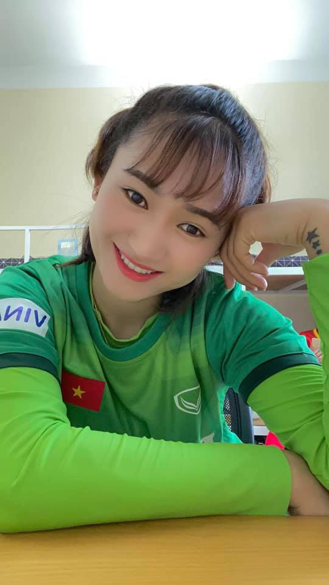 Loạt ảnh đối lập của tuyển bóng đá nữ Việt Nam: Trên sân mạnh mẽ, ngoài đời nữ tính nhìn là yêu!-14