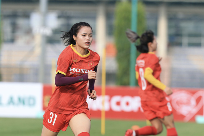 Loạt ảnh đối lập của tuyển bóng đá nữ Việt Nam: Trên sân mạnh mẽ, ngoài đời nữ tính nhìn là yêu!-16
