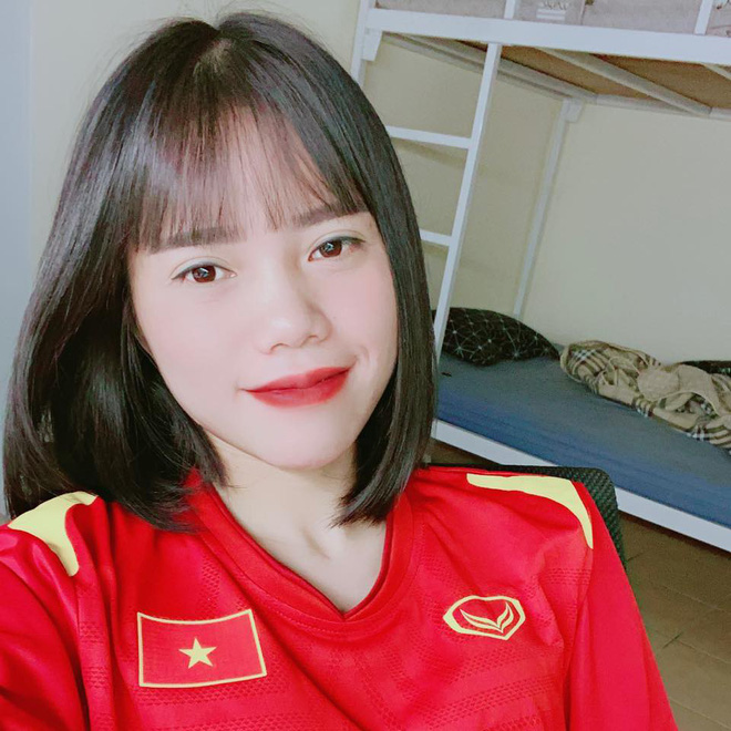 Loạt ảnh đối lập của tuyển bóng đá nữ Việt Nam: Trên sân mạnh mẽ, ngoài đời nữ tính nhìn là yêu!-17