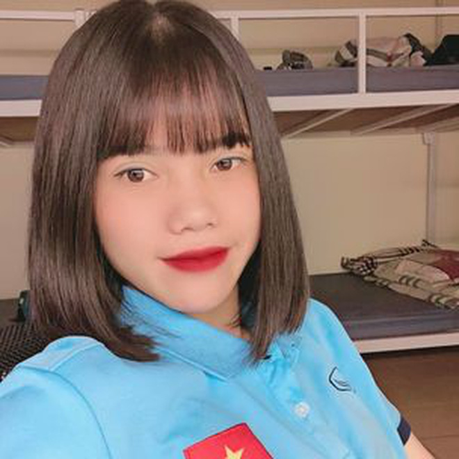 Loạt ảnh đối lập của tuyển bóng đá nữ Việt Nam: Trên sân mạnh mẽ, ngoài đời nữ tính nhìn là yêu!-18