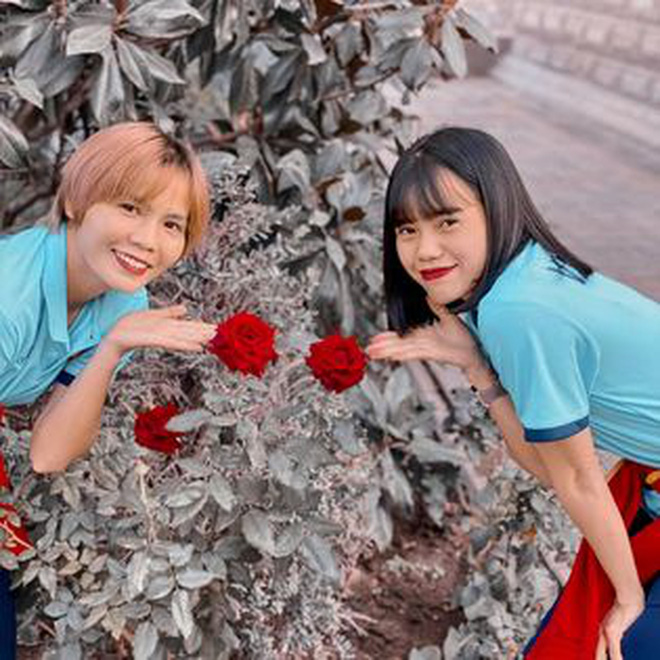 Loạt ảnh đối lập của tuyển bóng đá nữ Việt Nam: Trên sân mạnh mẽ, ngoài đời nữ tính nhìn là yêu!-19