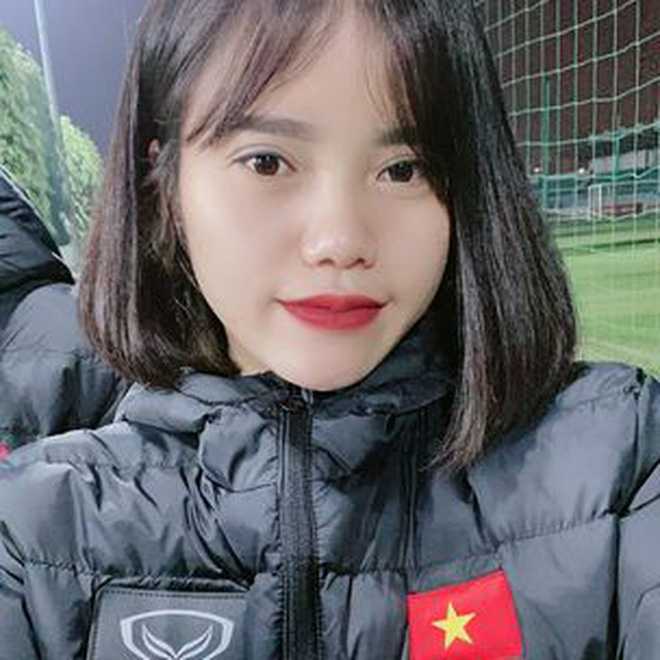 Loạt ảnh đối lập của tuyển bóng đá nữ Việt Nam: Trên sân mạnh mẽ, ngoài đời nữ tính nhìn là yêu!-20