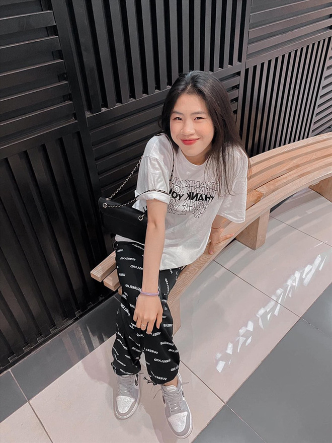 Loạt ảnh đối lập của tuyển bóng đá nữ Việt Nam: Trên sân mạnh mẽ, ngoài đời nữ tính nhìn là yêu!-3