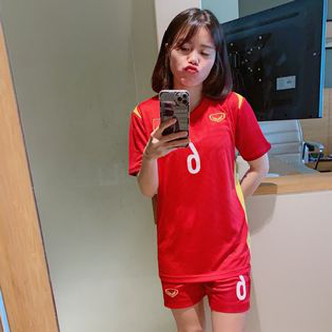 Loạt ảnh đối lập của tuyển bóng đá nữ Việt Nam: Trên sân mạnh mẽ, ngoài đời nữ tính nhìn là yêu!-21