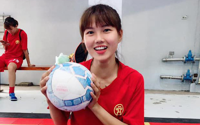 Loạt ảnh đối lập của tuyển bóng đá nữ Việt Nam: Trên sân mạnh mẽ, ngoài đời nữ tính nhìn là yêu!-22