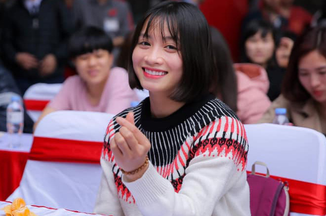 Loạt ảnh đối lập của tuyển bóng đá nữ Việt Nam: Trên sân mạnh mẽ, ngoài đời nữ tính nhìn là yêu!-27