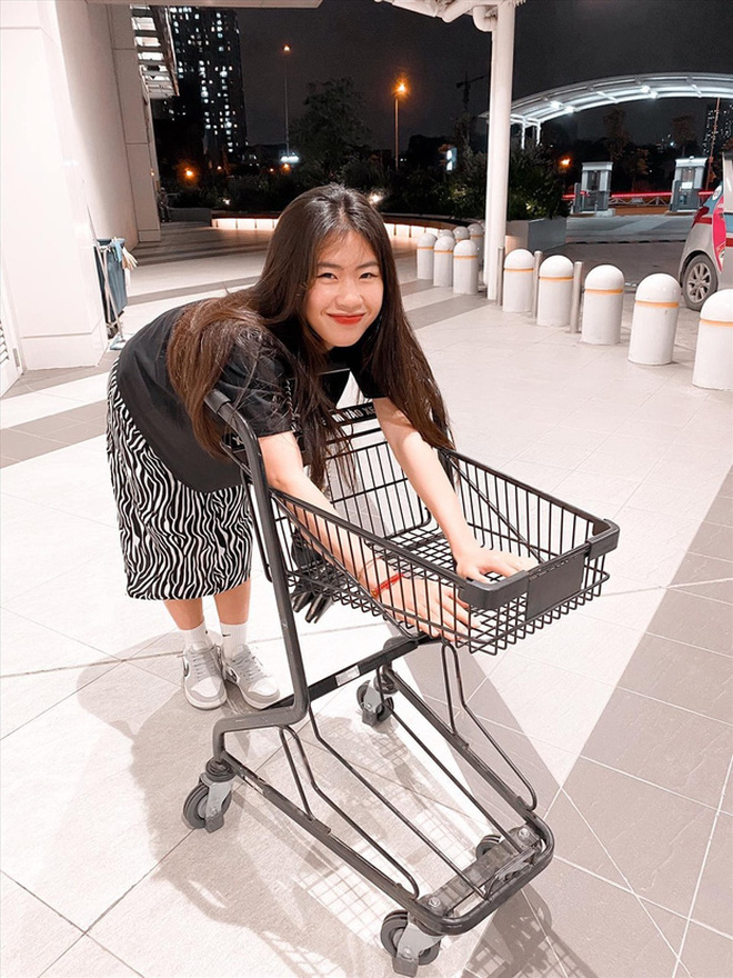 Loạt ảnh đối lập của tuyển bóng đá nữ Việt Nam: Trên sân mạnh mẽ, ngoài đời nữ tính nhìn là yêu!-4