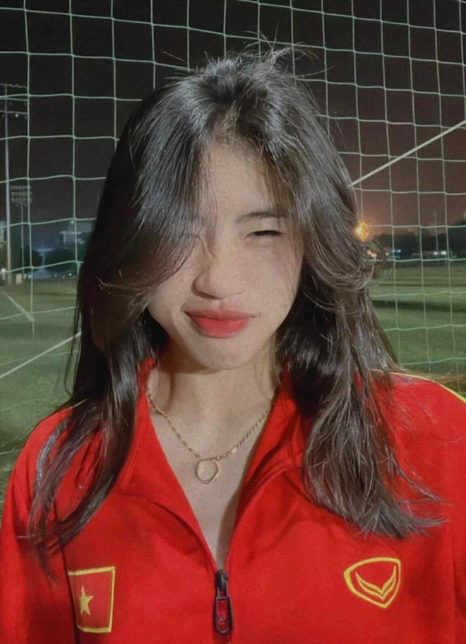 Loạt ảnh đối lập của tuyển bóng đá nữ Việt Nam: Trên sân mạnh mẽ, ngoài đời nữ tính nhìn là yêu!-5