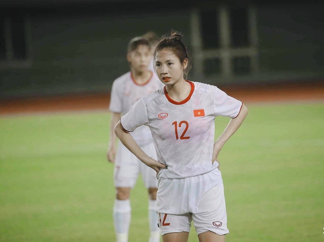Loạt ảnh đối lập của tuyển bóng đá nữ Việt Nam: Trên sân mạnh mẽ, ngoài đời nữ tính nhìn là yêu!-7