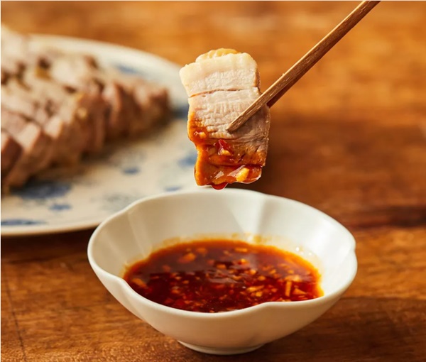 Hướng dẫn chị em cách luộc thịt heo không cần nước, khi ăn thịt thơm ngon và ngọt vị đến lạ-1