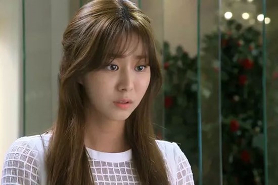 Mới sáng sớm đã có người giao quà đến, tôi mở ra xem rồi lảo đảo khi thấy thứ nằm bên trong