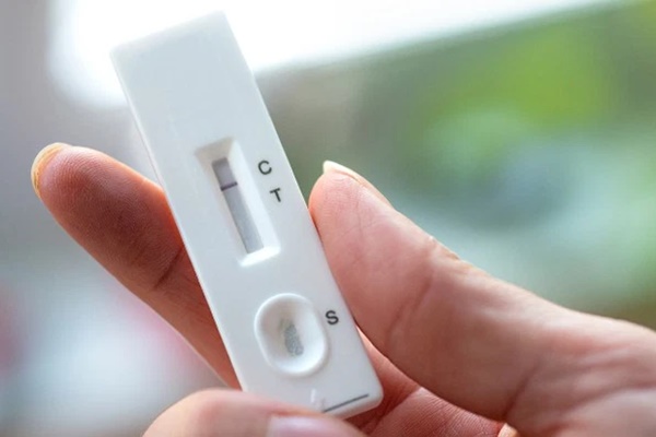 Bác sĩ khuyến cáo: Test nhanh Covid âm tính nhưng có dấu hiệu này thì vẫn cần cách ly-1