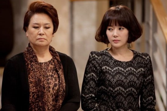 Bất ngờ nghe được cuộc nói chuyện của mẹ chồng với cô nhân viên mới, tôi nóng ruột đứng ngồi không yên