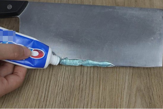 Bôi kem đánh răng vào dao làm bếp không ngờ lại có công dụng mạnh đến vậy, nhà nào cũng cần