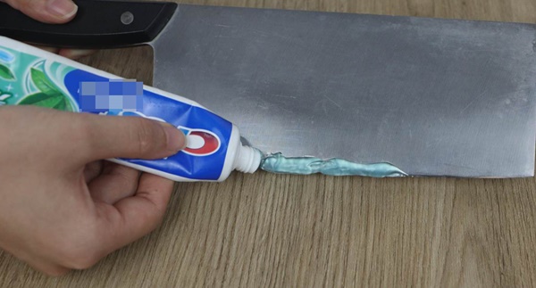 Bôi kem đánh răng vào dao làm bếp không ngờ lại có công dụng mạnh đến vậy, nhà nào cũng cần-2
