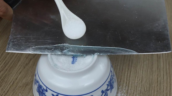 Bôi kem đánh răng vào dao làm bếp không ngờ lại có công dụng mạnh đến vậy, nhà nào cũng cần-3