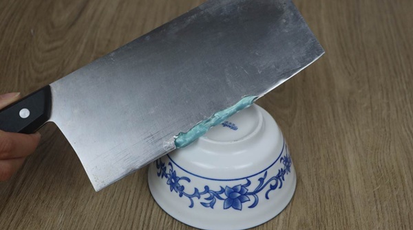 Bôi kem đánh răng vào dao làm bếp không ngờ lại có công dụng mạnh đến vậy, nhà nào cũng cần-4