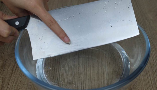 Bôi kem đánh răng vào dao làm bếp không ngờ lại có công dụng mạnh đến vậy, nhà nào cũng cần-5