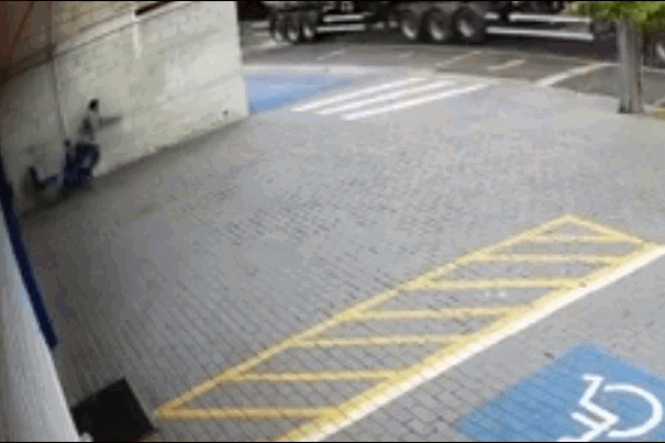 Clip: Ô tô lao như tên bắn lên vỉa hè, nam bảo vệ bỏ chạy thục mạng