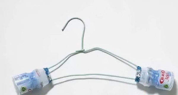 Quần áo lâu khô trong mùa mưa rét, chỉ cần lấy chai nhựa làm theo cách này, quả là có tác dụng tuyệt vời-1