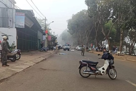 Taxi tông chết người đàn ông đắp chăn nằm giữa đường