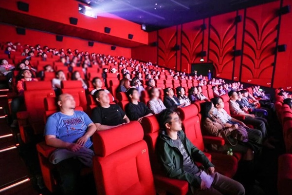 Nhiều bạn trẻ háo hức đi xem sau 9 tháng chờ đợi: Gần 1 năm rồi em mới được đến rạp nên thấy khá lạ lẫm-12