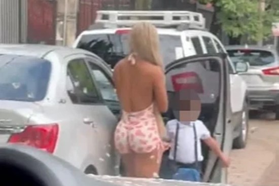 Clip: Mặc đồ sexy ngắn cũn cỡn đi đón con, bị chỉ trích nặng nề nhưng bà mẹ hot girl vẫn
