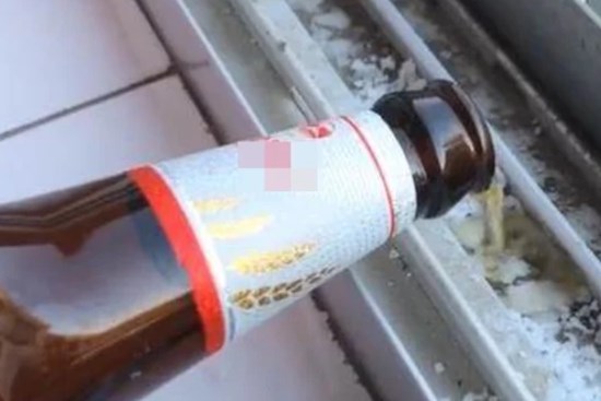 Uống bia thừa đổ đi 