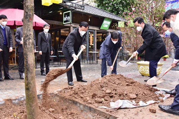 Bí thư Thành ủy Đinh Tiến Dũng dự phát động Tết trồng cây tại quận Hoàn Kiếm-1