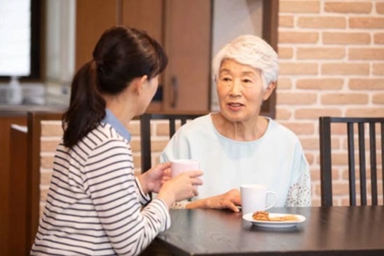 Đi làm về muộn, nàng dâu mắt đỏ hoe nhìn đĩa dưa muối mẹ chồng để trên bàn