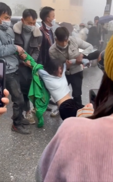 Thêm clip nghi bắt vợ ở Sa Pa: Cô gái bị nhóm thanh niên kéo lê trên đường, khống chế đưa lên taxi mặc nạn nhân phản kháng-1