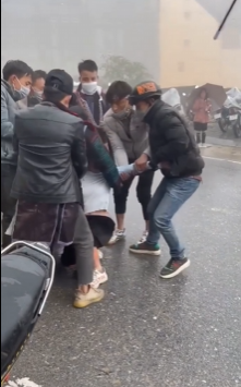 Thêm clip nghi bắt vợ ở Sa Pa: Cô gái bị nhóm thanh niên kéo lê trên đường, khống chế đưa lên taxi mặc nạn nhân phản kháng-2