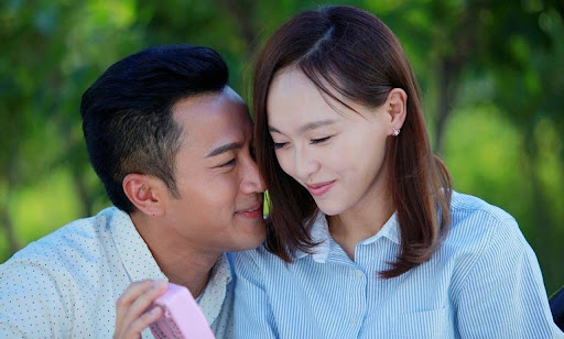 Đưa vợ đi mua quần áo thì bị vợ cũ mỉa mai chọn đồ rẻ tiền, câu hỏi của vợ khiến tôi mở cờ trong bụng-1